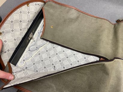 Housse porte costume en cuir. 
50 x 55 x...