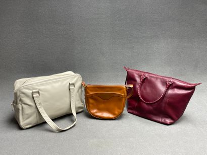 Trois sacs à main en cuir: 
-David William,...
