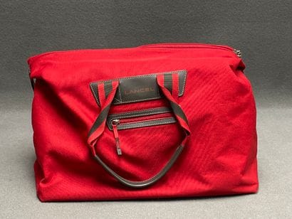 LANCEL Sac de voyage en toile rouge.
38 x...