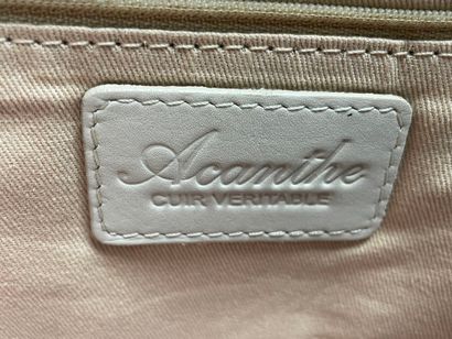 Trois sacs à main en cuir: 
-David William,...