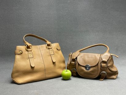 Deux sacs à main en cuir . 
Coccinelle. 
25...