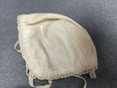 Quatre bonnets de poupon.