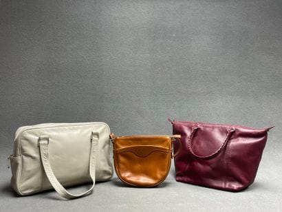 Trois sacs à main en cuir: 
-David William,...