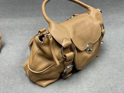 Deux sacs à main en cuir . 
Coccinelle. 
25...