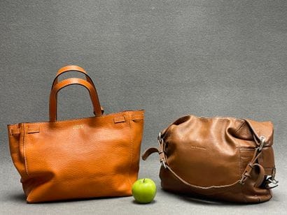 Deux sacs à main en cuir:
-Loxwood, 28 x...