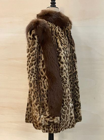 Manteau de fourrure léopard. 
Taille environ...