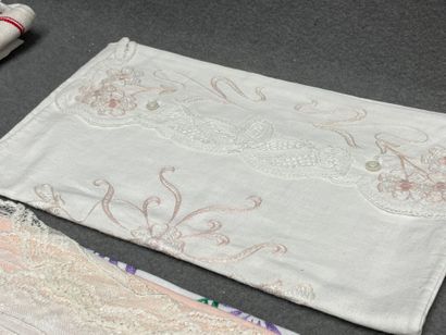 Ensemble de napperons et trois nappes au...