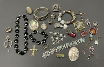 Lot de bijoux fantaisie.