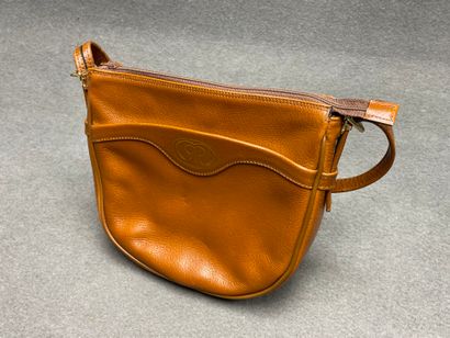 Trois sacs à main en cuir: 
-David William,...