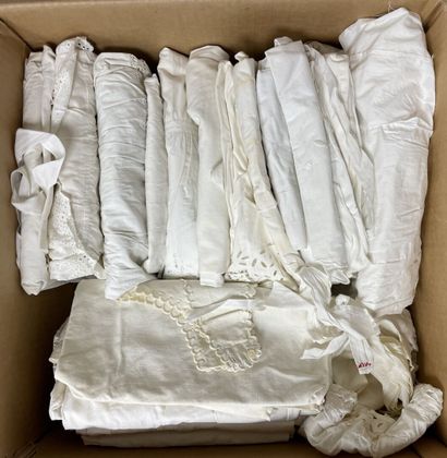 Lot de vêtements début XX°: tabliers, culotte,...