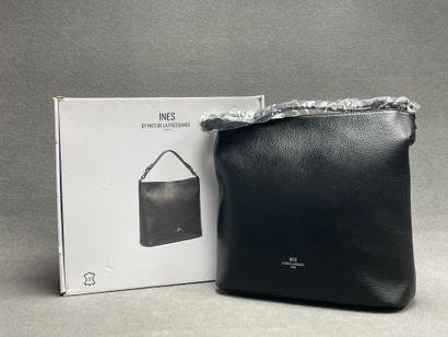 Ines de la Fressange. 
Sac à main en carton...