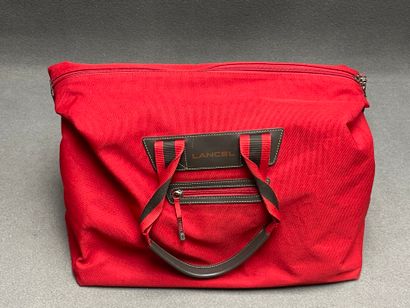 LANCEL Sac de voyage en toile rouge.
38 x...