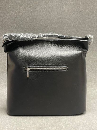 Ines de la Fressange. 
Sac à main en carton...