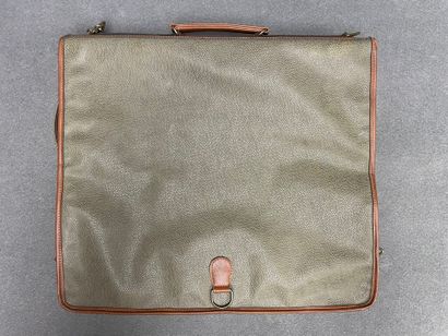Housse porte costume en cuir. 
50 x 55 x...