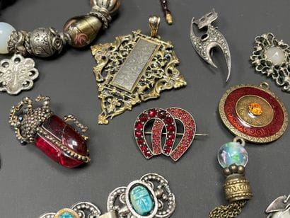 Lot de bijoux fantaisie.