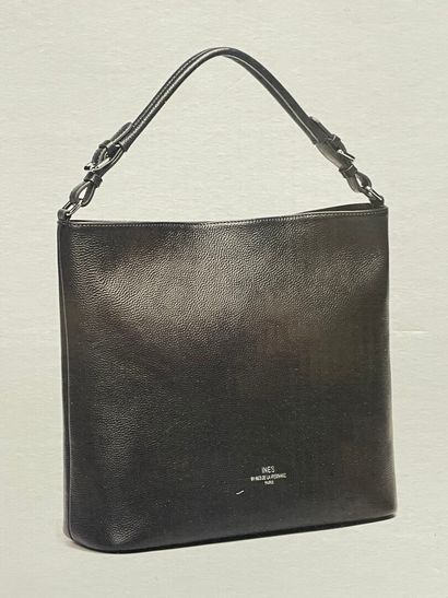 Ines de la Fressange. 
Sac à main en carton...