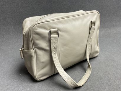 Trois sacs à main en cuir: 
-David William,...