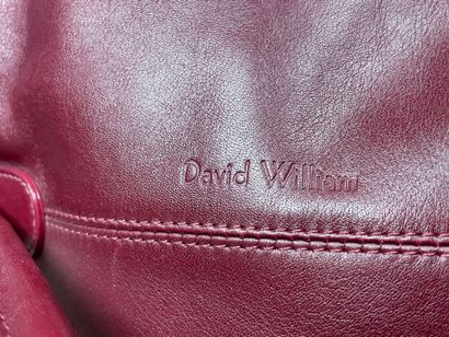 Trois sacs à main en cuir: 
-David William,...