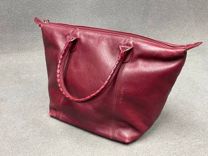 Trois sacs à main en cuir: 
-David William,...