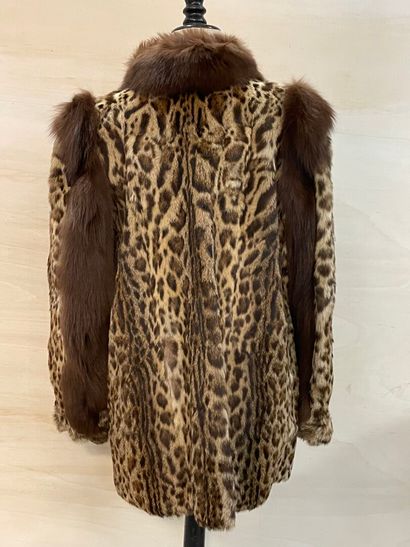 Manteau de fourrure léopard. 
Taille environ...