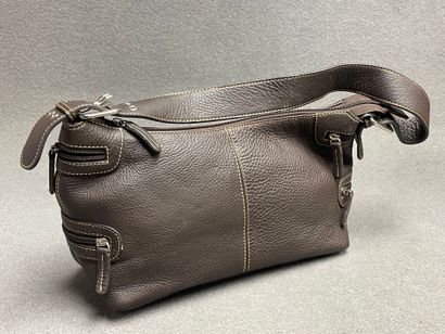 Trois sacs à main en cuir sans marque. 
18...