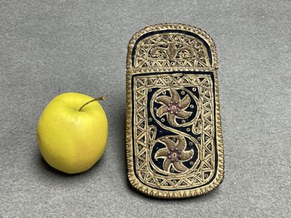 Etui en tissu et fil métallique
17 x 9 c...