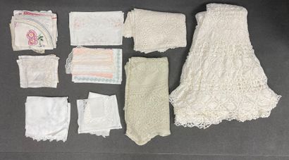 Ensemble de napperons et trois nappes au...