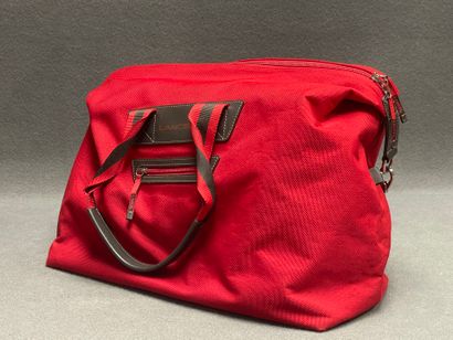LANCEL Sac de voyage en toile rouge.
38 x...