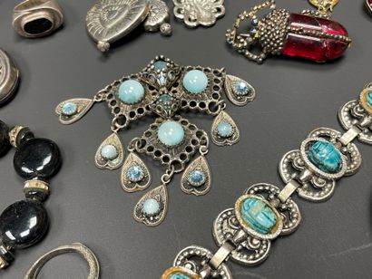 Lot de bijoux fantaisie.