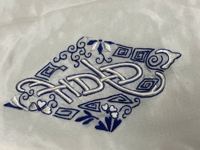 Deux foulards en soie dont un Fernand Léger
90...