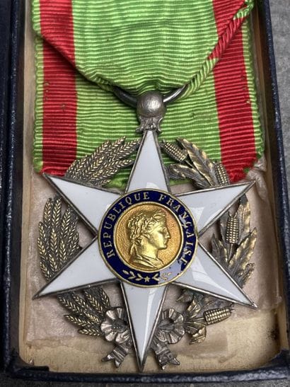 Croix de Légion d'honneur
Croix d' officier...