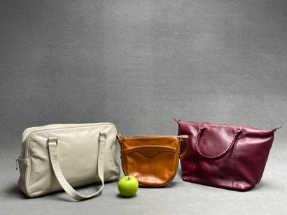 Trois sacs à main en cuir: 
-David William,...