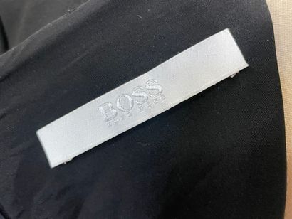 Hugo Boss. Haut taille 40. 
On y joint un...