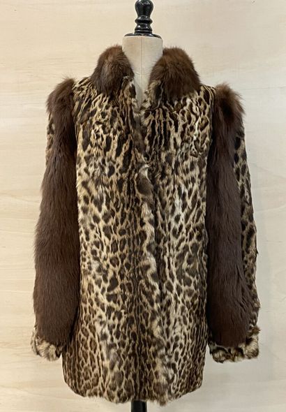 Manteau de fourrure léopard. 
Taille environ...