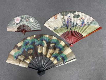 Trois éventails asiatiques. 
L. :15,26 et...