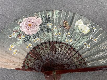 Trois éventails asiatiques. 
L. :15,26 et...