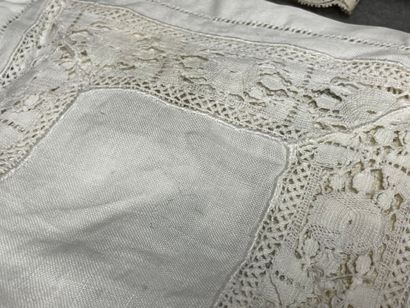 Ensemble de napperons et trois nappes au...