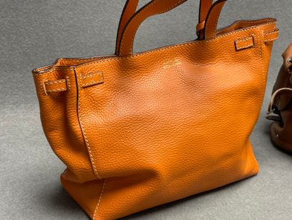 Deux sacs à main en cuir:
-Loxwood, 28 x...