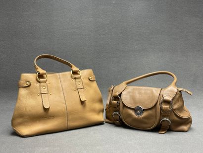 Deux sacs à main en cuir . 
Coccinelle. 
25...