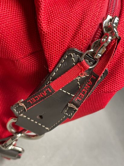 LANCEL Sac de voyage en toile rouge.
38 x...