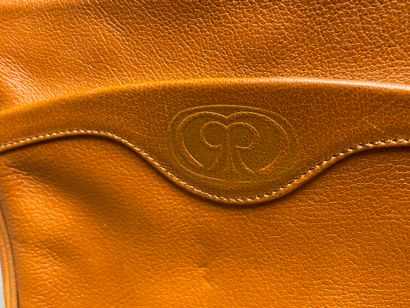 Trois sacs à main en cuir: 
-David William,...