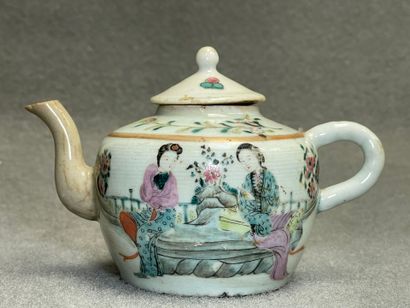 Théière en porcelaine de Chine. 
Fin XIX°
H....