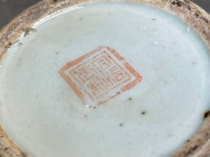Théière en porcelaine de Chine. 
Fin XIX°
H....