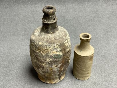 Deux bouteilles terre cuite et grès. 
H....