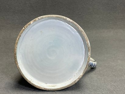 Chope en faïence de style perse. 
H. :19,5...