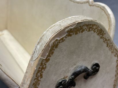 Porte revues en bois en placage de parchemin....