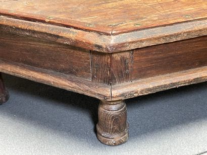 Table basse indienne. 
H. :20 cm. 
D. :66...