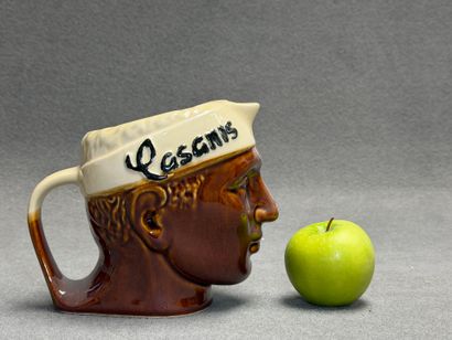 CASANIS. 
Pichet en faïence émaillée représentant...