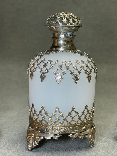Paire de vase en verre opalin monture pomponne,...