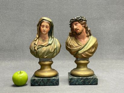 Paire de bustes en plâtre patiné : Christ...